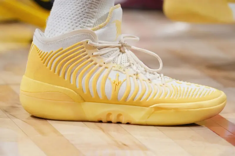 开云体育官方网址-约基奇穿着Joker2 GT,得到14分15篮板10助攻2抢断